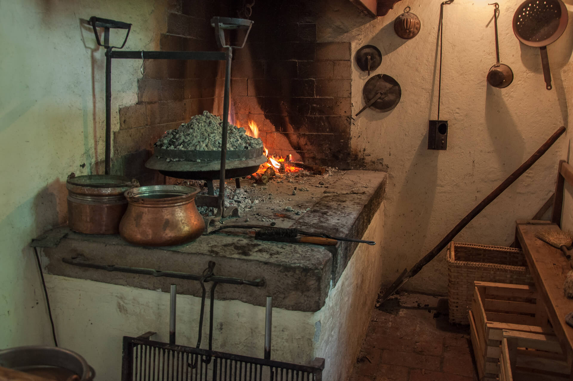 Cooking under the cast-iron bell (čripnja) heaped with glowing embers on the open Brda hearth (ognjišče)